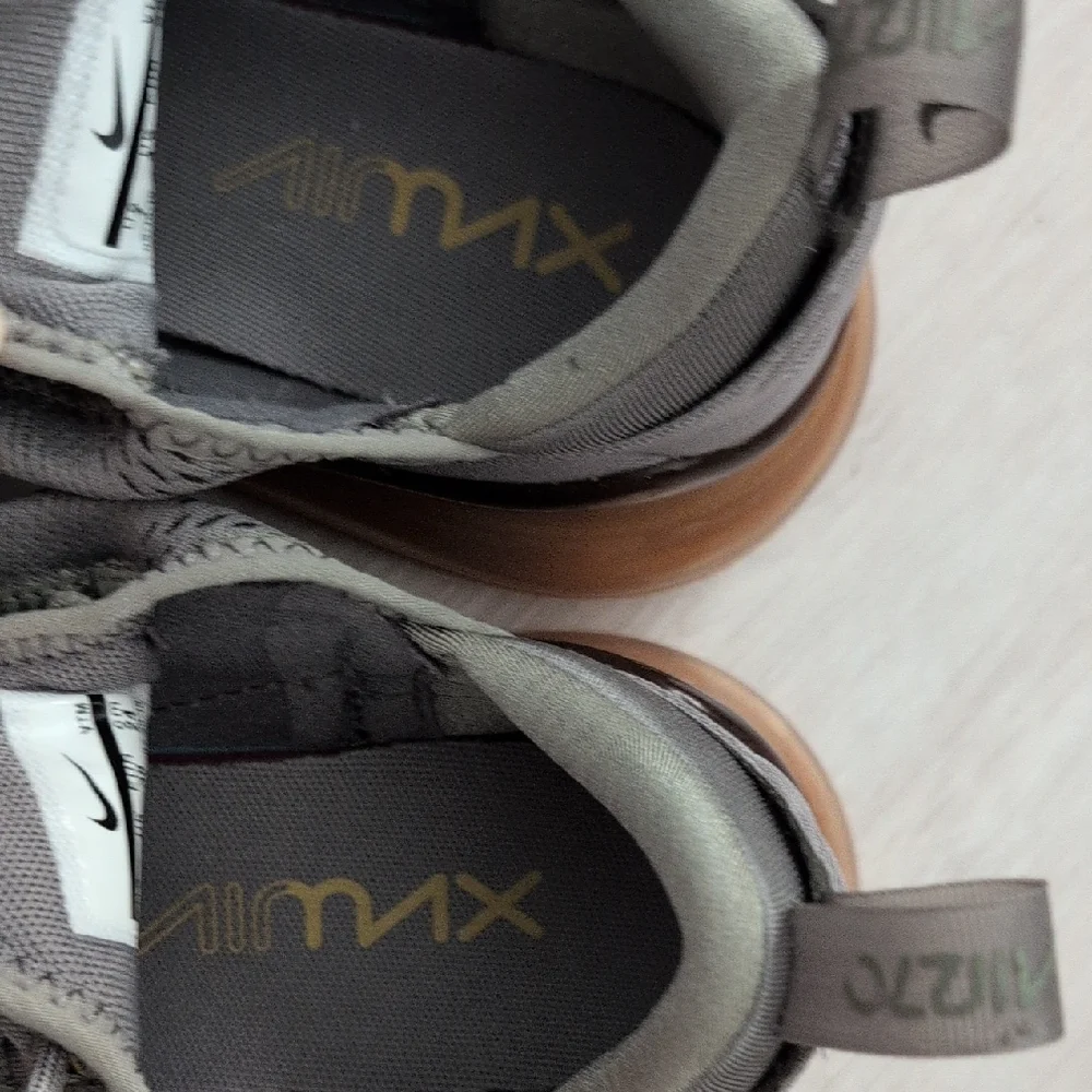 Nike Air 270 Gray Sneakers with Gold Accents - Picture 8 of 8